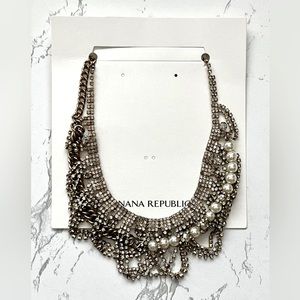 🌸 Banana Republic crystal swag necklace
